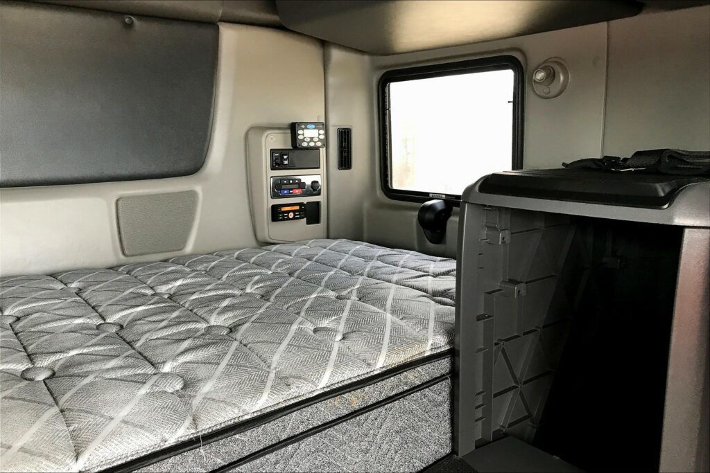 2021 CUM LT625 6×4 Sleeper