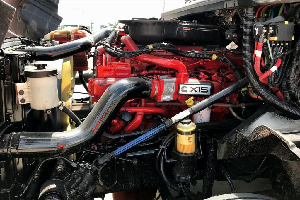 2021 CUM LT625 6×4 Sleeper