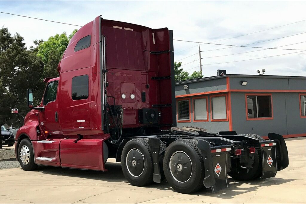 2021 CUM LT625 6×4 Sleeper