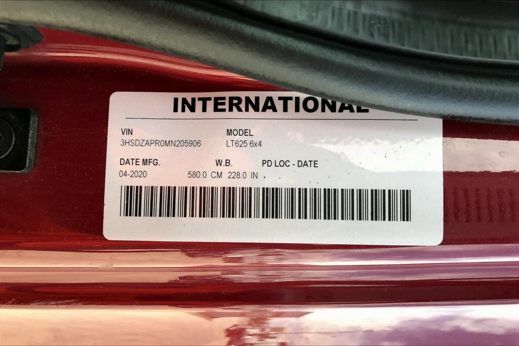 2021 CUM LT625 6×4 Sleeper