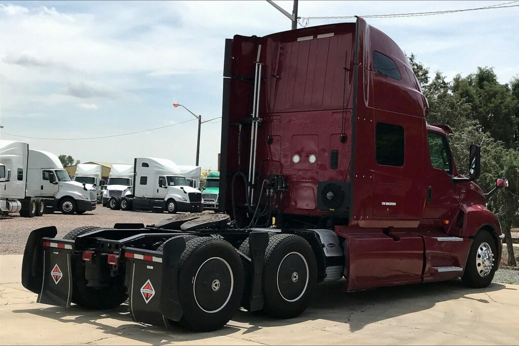 2021 CUM LT625 6×4 Sleeper