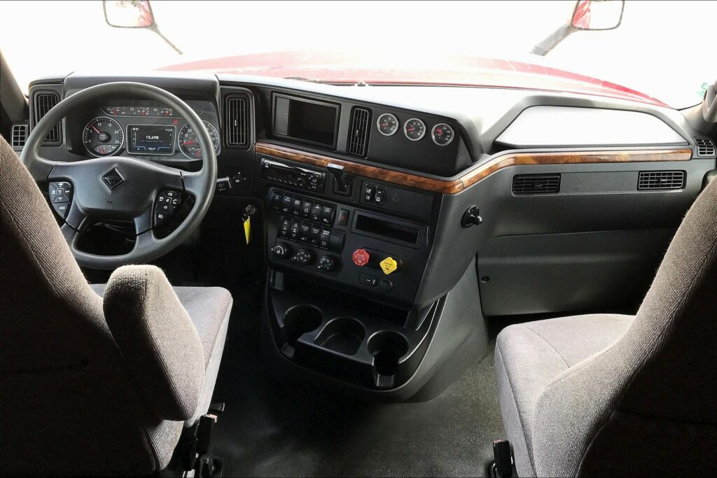 2021 CUM LT625 6×4 Sleeper