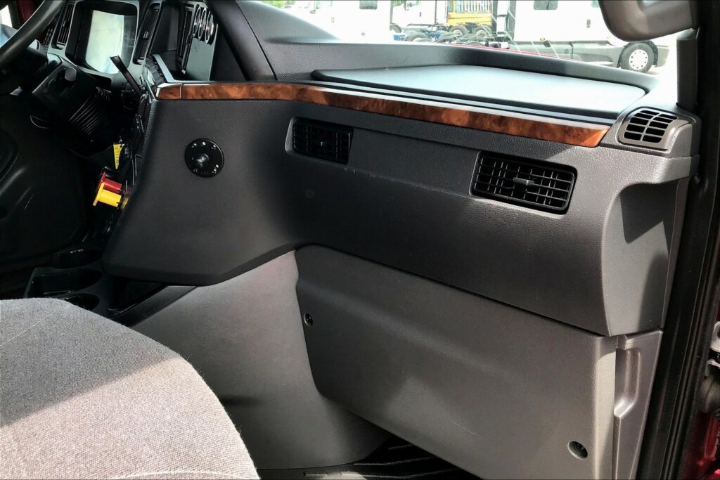 2021 CUM LT625 6×4 Sleeper