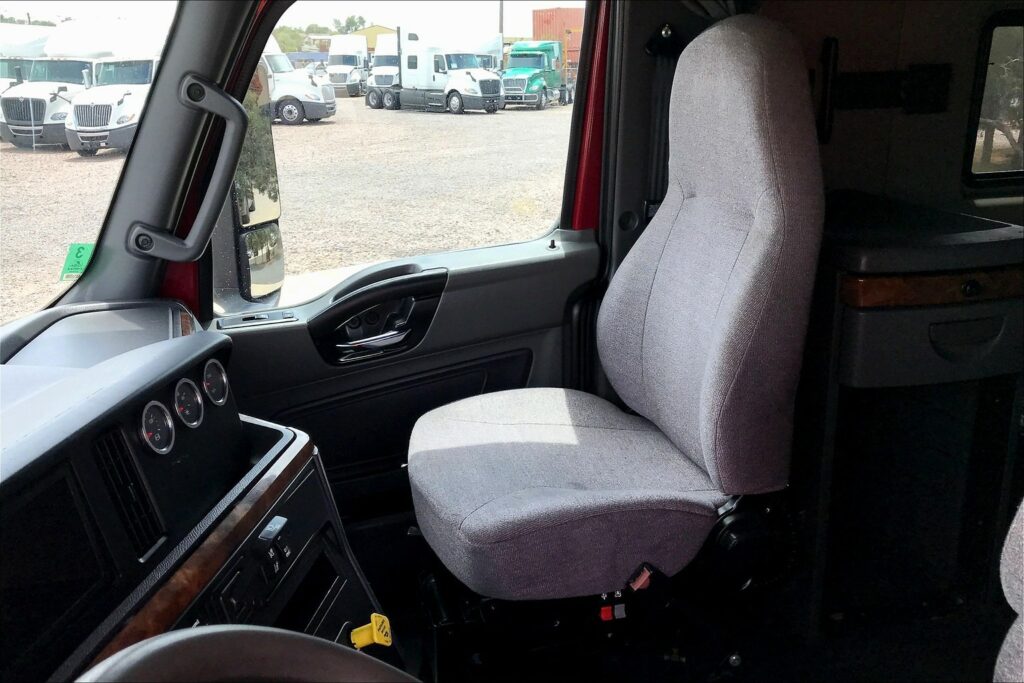 2021 CUM LT625 6×4 Sleeper