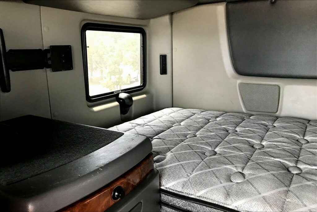 2021 CUM LT625 6×4 Sleeper