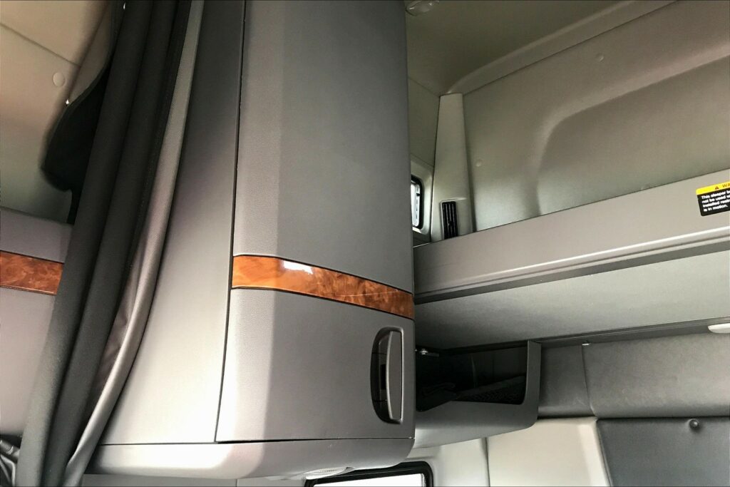 2021 CUM LT625 6×4 Sleeper