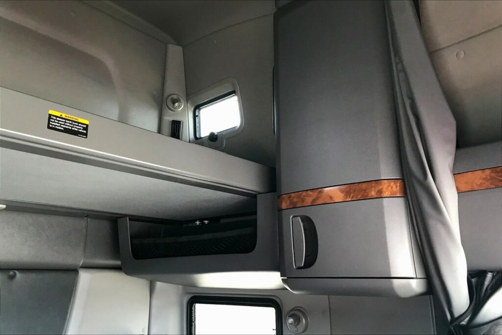 2021 CUM LT625 6×4 Sleeper