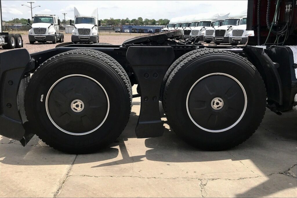 2021 CUM LT625 6×4 Sleeper