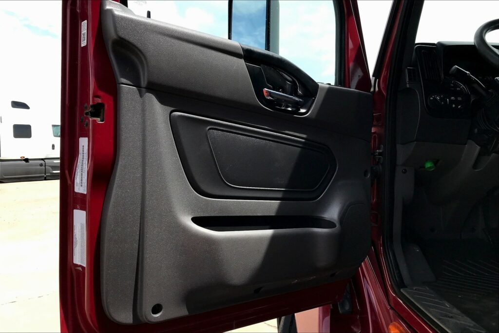 2021 CUM LT625 6×4 Sleeper