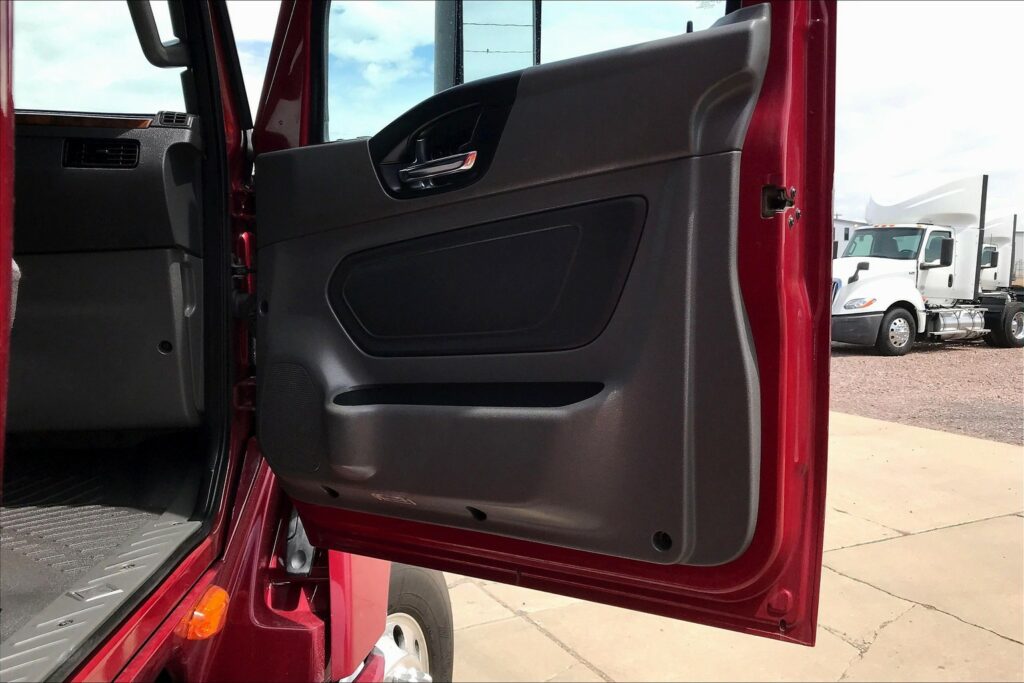 2021 CUM LT625 6×4 Sleeper