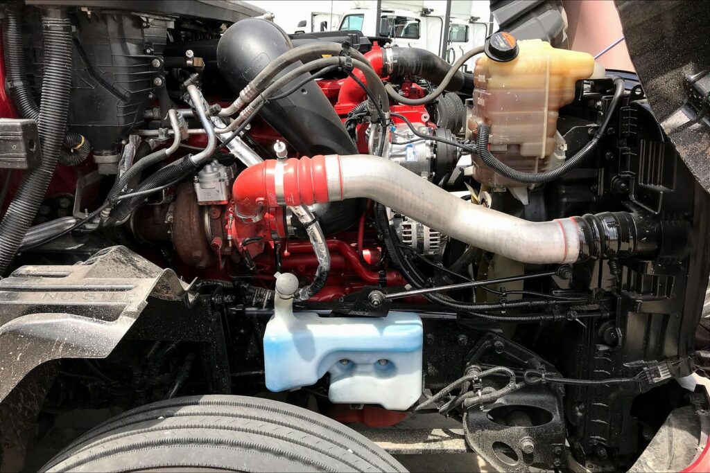 2021 CUM LT625 6×4 Sleeper