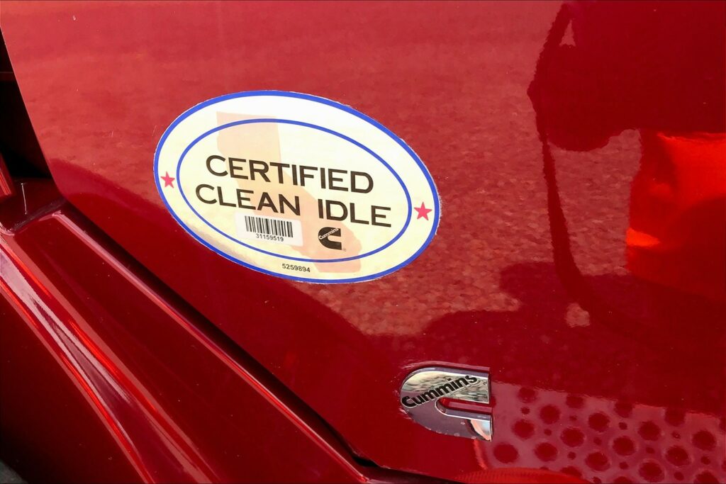 2021 CUM LT625 6×4 Sleeper