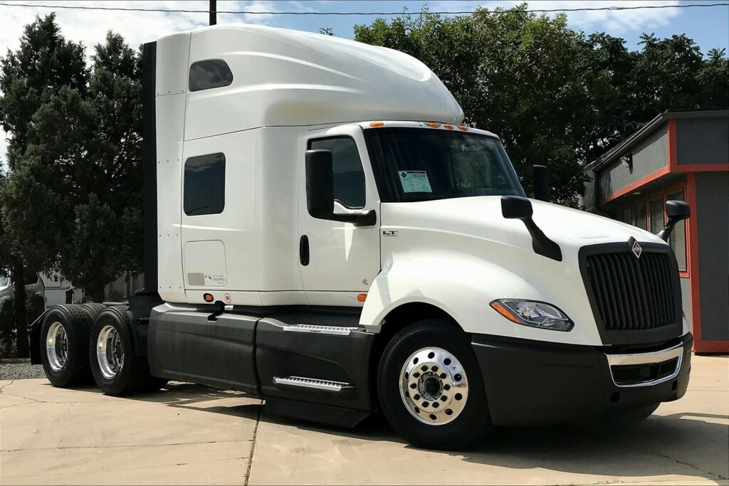 2022 CUM LT625 6×4 Sleeper