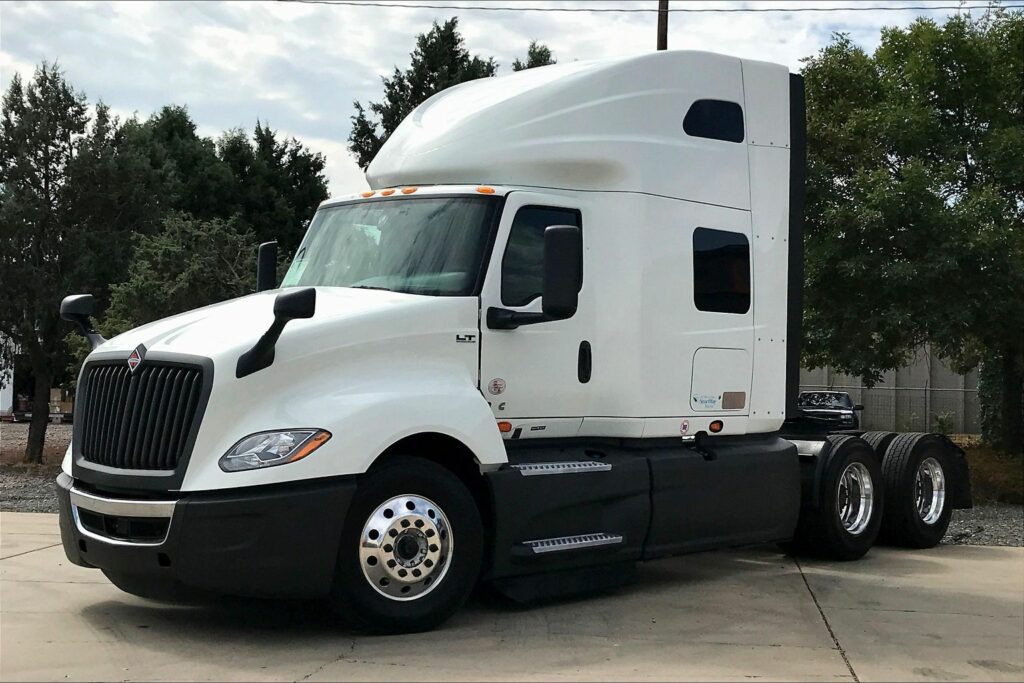 2022 CUM LT625 6×4 Sleeper