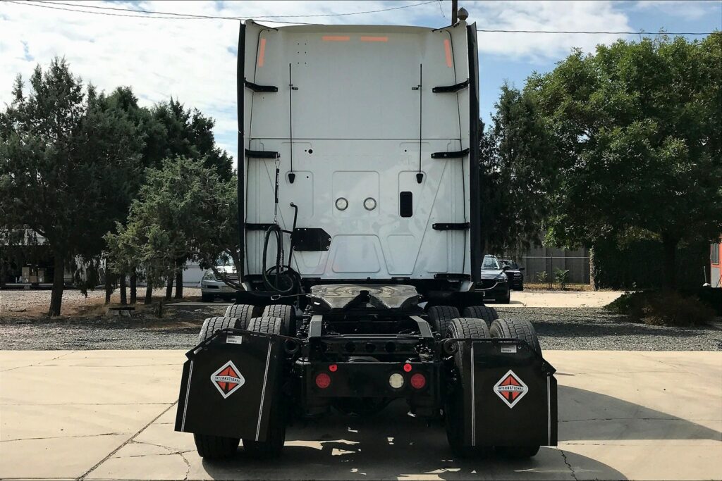 2022 CUM LT625 6×4 Sleeper