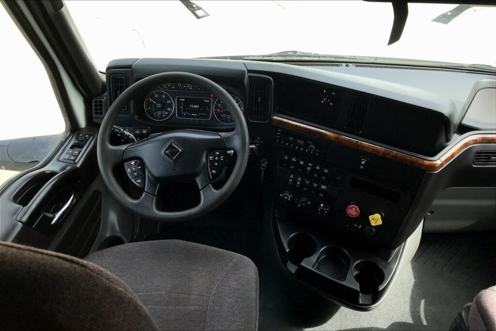 2022 CUM LT625 6×4 Sleeper