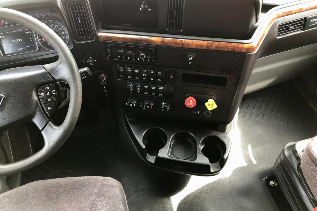 2022 CUM LT625 6×4 Sleeper