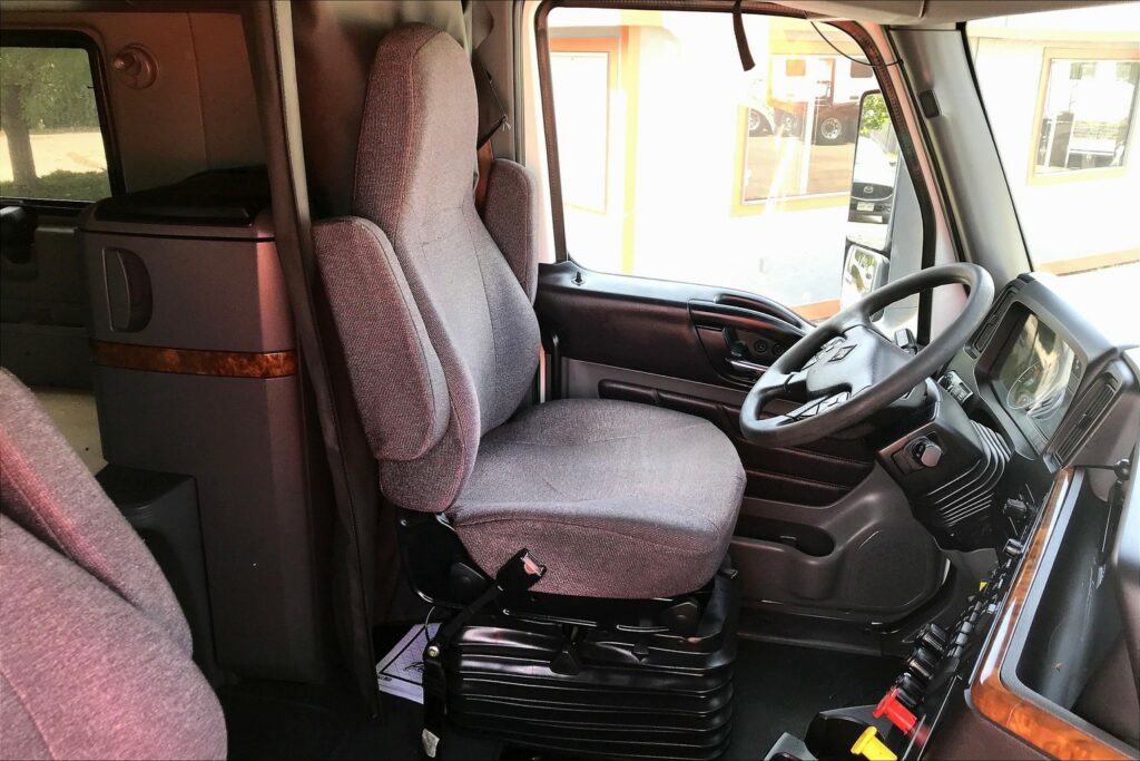 2022 CUM LT625 6×4 Sleeper