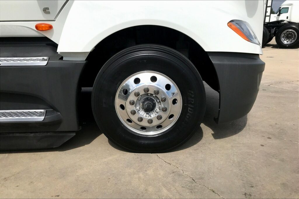 2022 CUM LT625 6×4 Sleeper