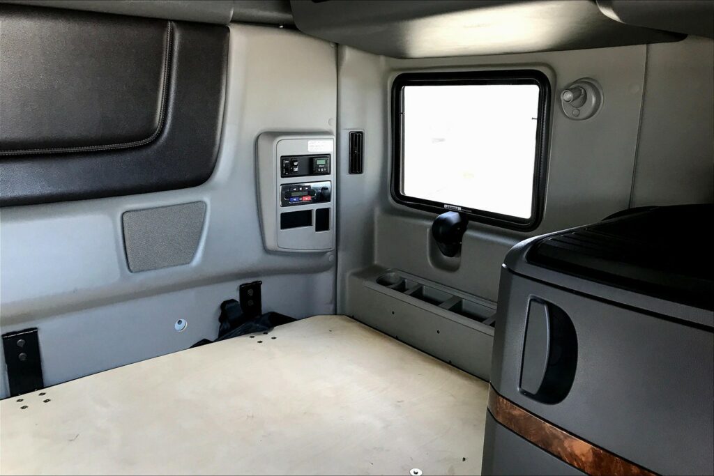 2022 CUM LT625 6×4 Sleeper