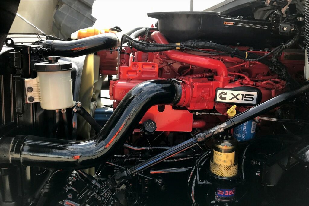 2022 CUM LT625 6×4 Sleeper