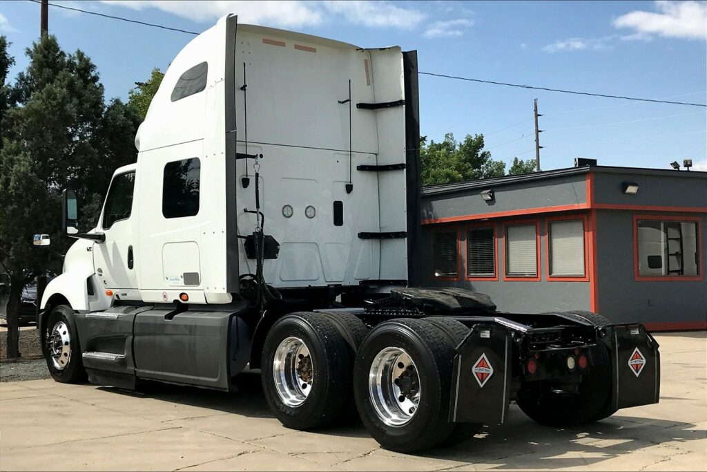 2022 CUM LT625 6×4 Sleeper