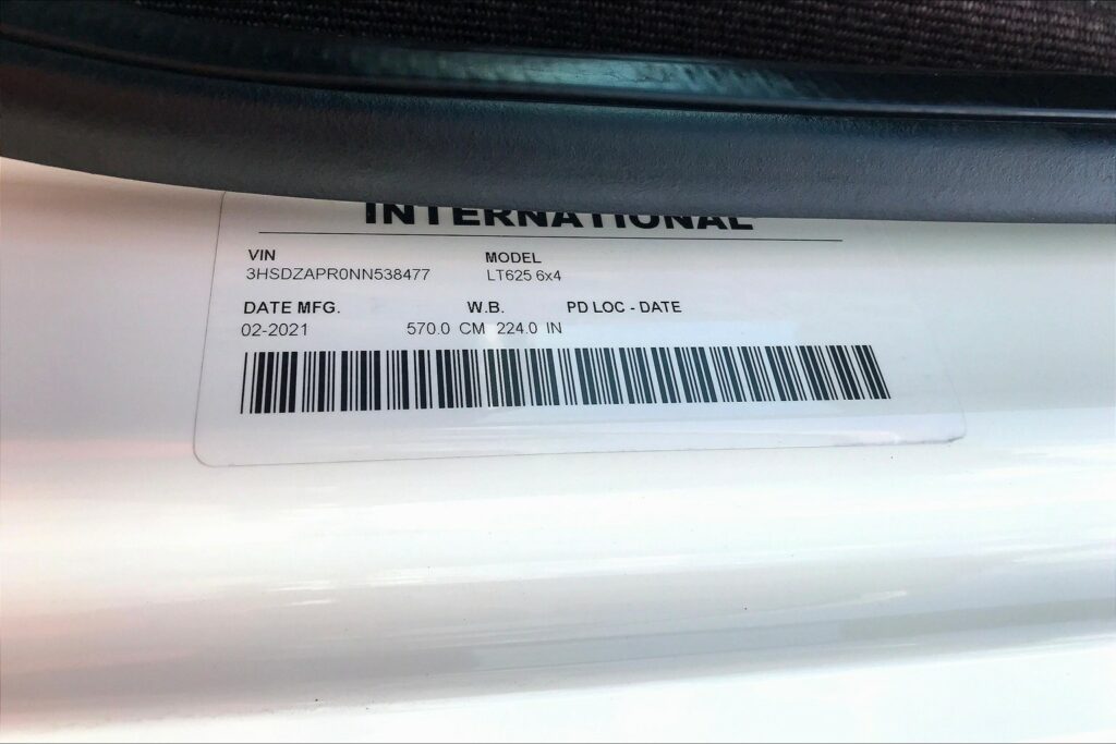 2022 CUM LT625 6×4 Sleeper