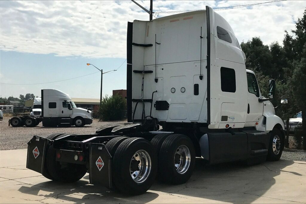 2022 CUM LT625 6×4 Sleeper