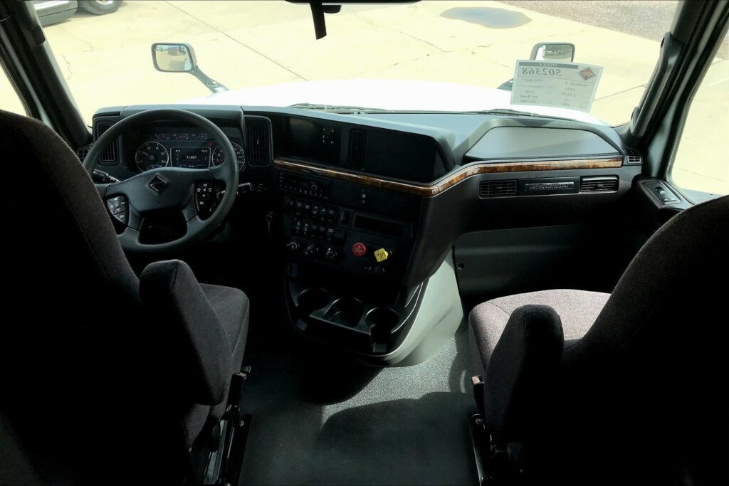 2022 CUM LT625 6×4 Sleeper