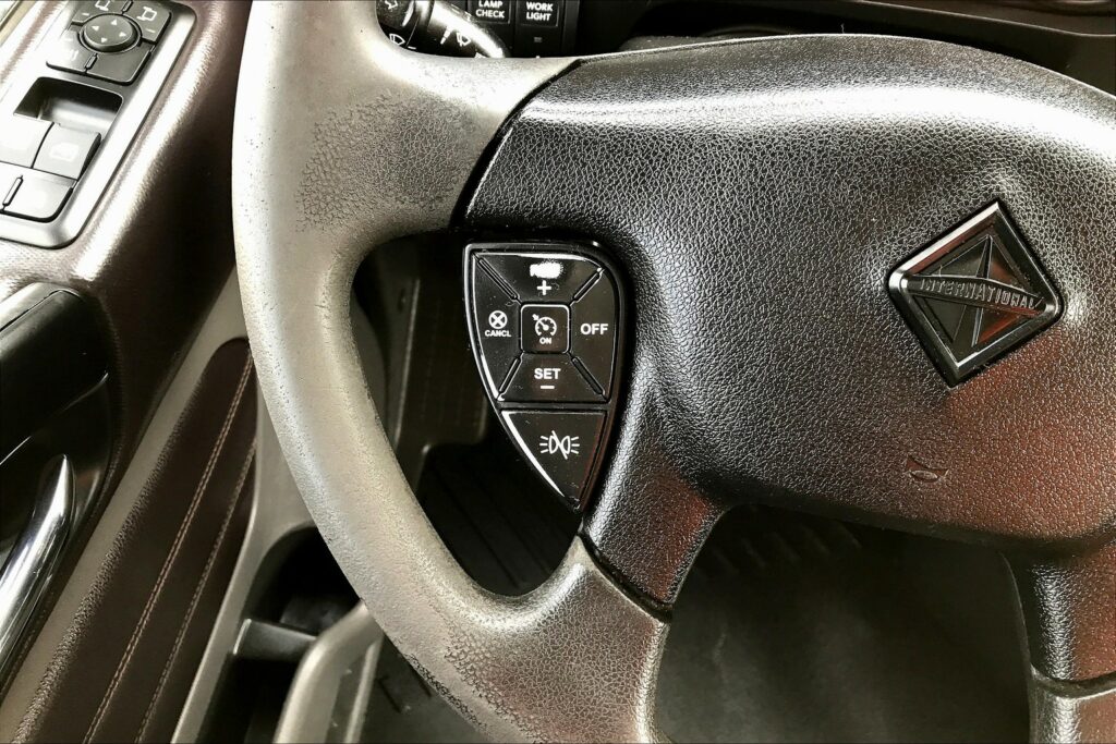 2022 CUM LT625 6×4 Sleeper