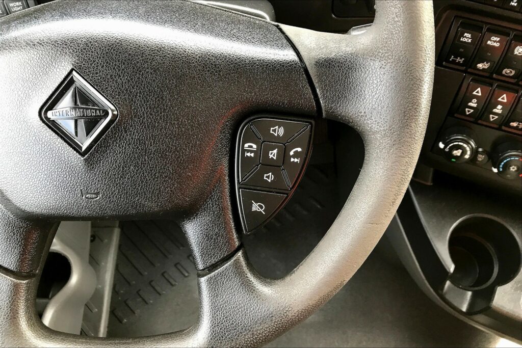 2022 CUM LT625 6×4 Sleeper