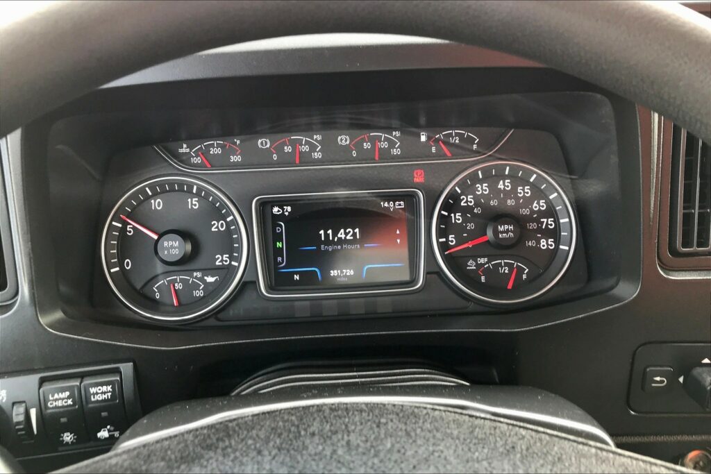 2022 CUM LT625 6×4 Sleeper