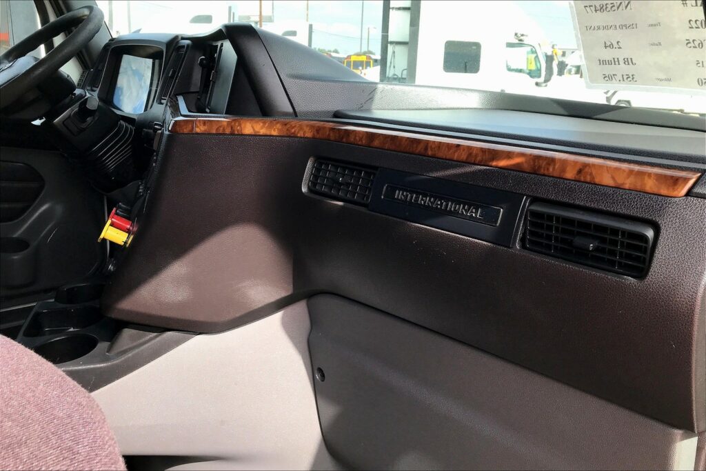 2022 CUM LT625 6×4 Sleeper