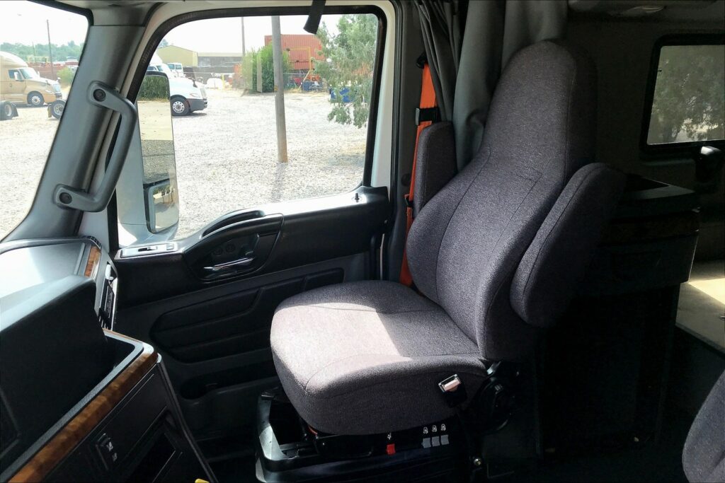 2022 CUM LT625 6×4 Sleeper