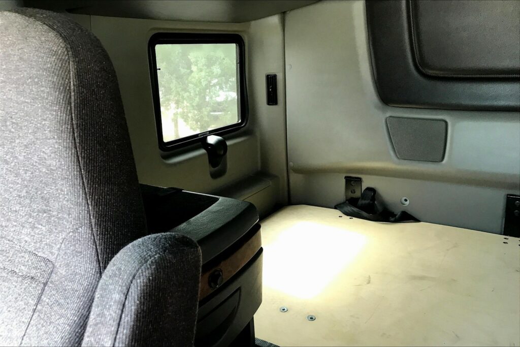 2022 CUM LT625 6×4 Sleeper