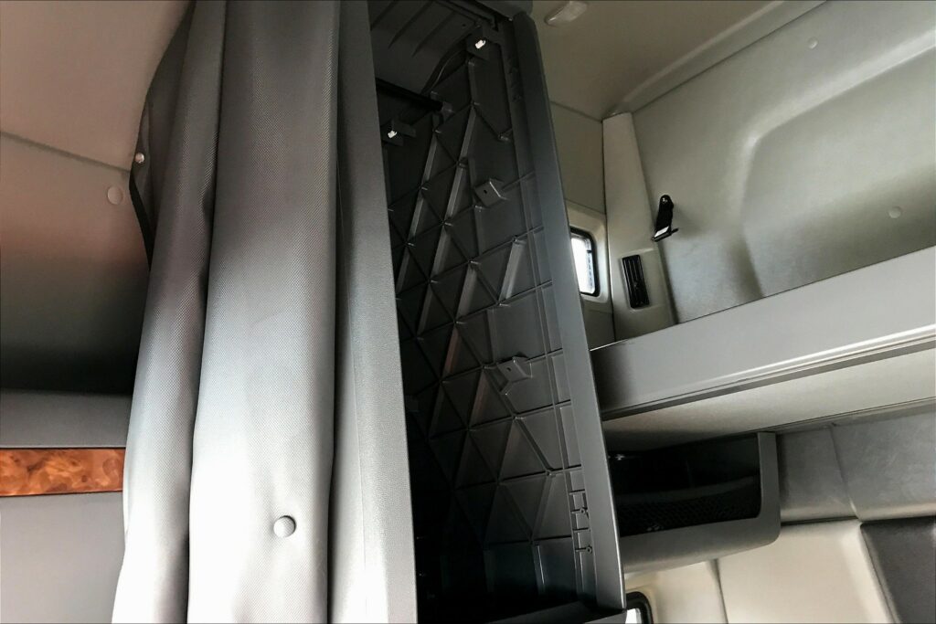 2022 CUM LT625 6×4 Sleeper