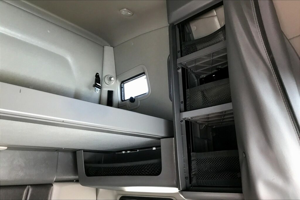 2022 CUM LT625 6×4 Sleeper