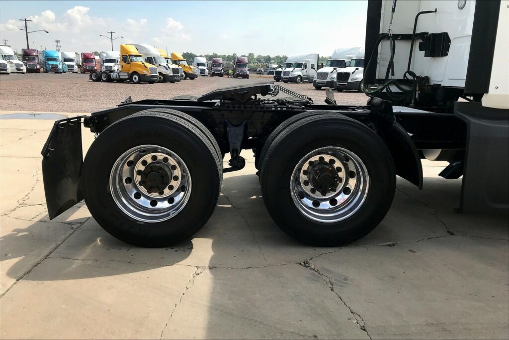 2022 CUM LT625 6×4 Sleeper