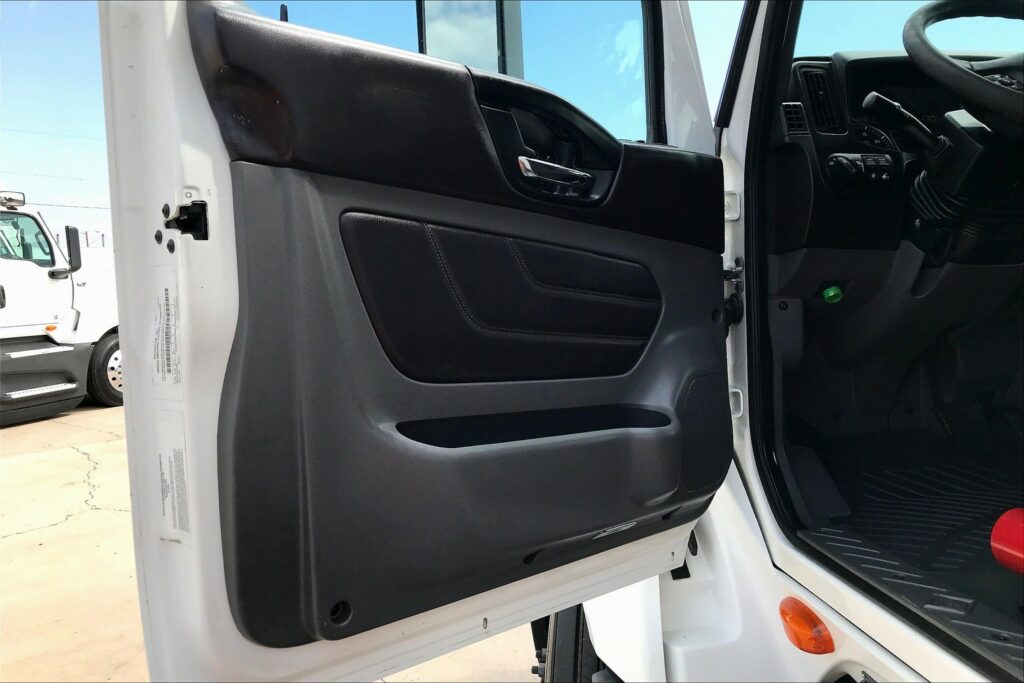 2022 CUM LT625 6×4 Sleeper