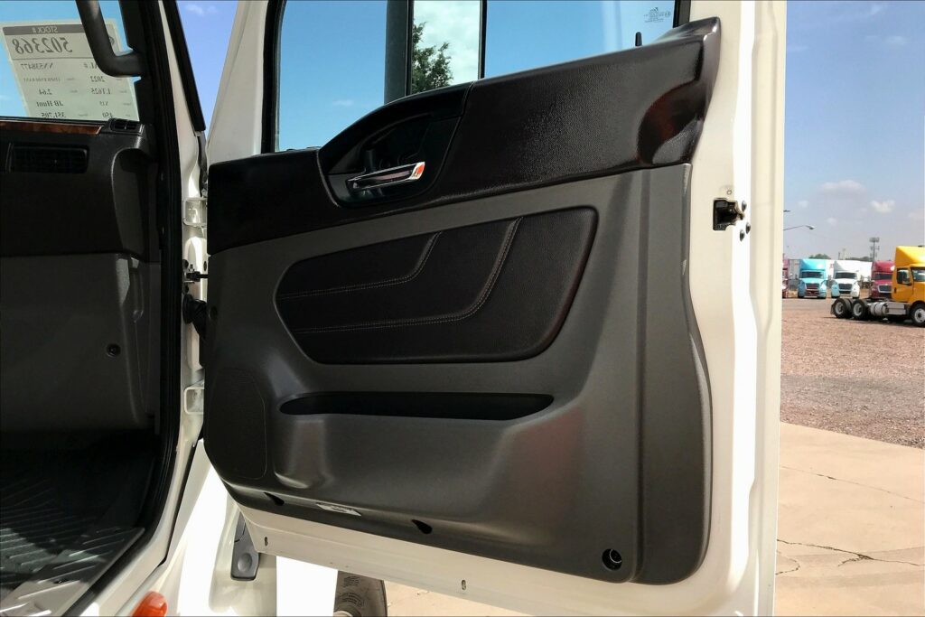 2022 CUM LT625 6×4 Sleeper