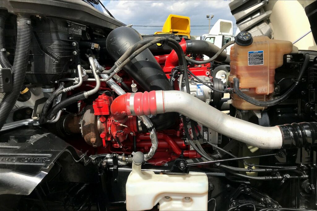 2022 CUM LT625 6×4 Sleeper