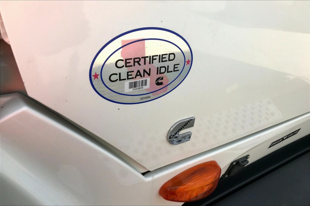 2022 CUM LT625 6×4 Sleeper