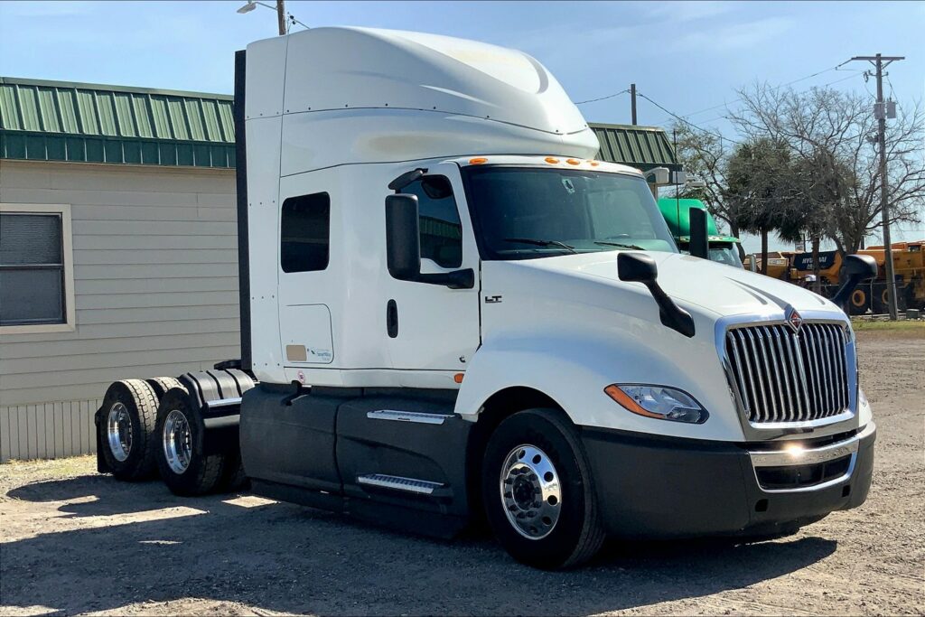 2021 CUM LT625 6×4 Sleeper