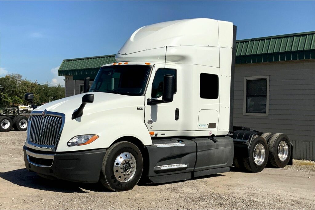 2021 CUM LT625 6×4 Sleeper