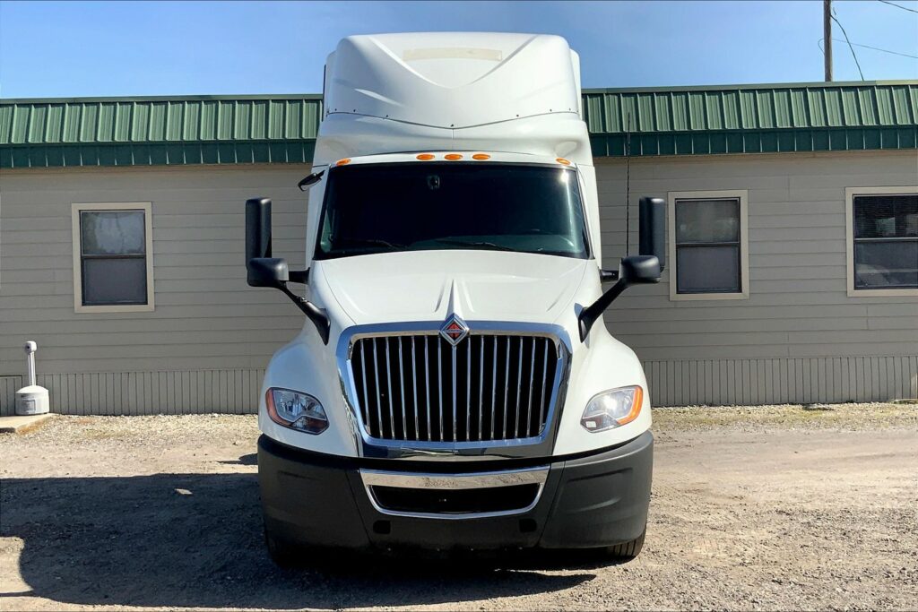 2021 CUM LT625 6×4 Sleeper