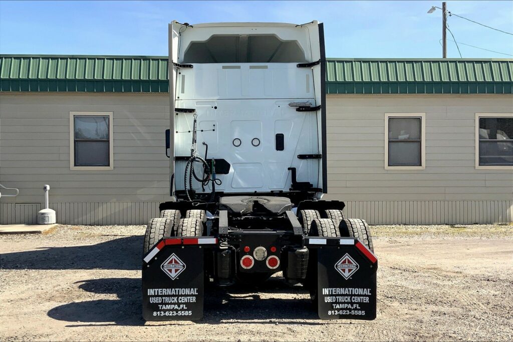 2021 CUM LT625 6×4 Sleeper