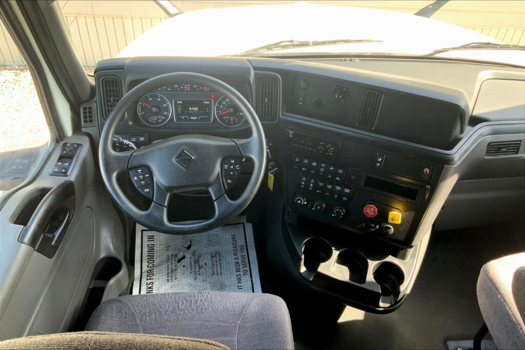 2021 CUM LT625 6×4 Sleeper