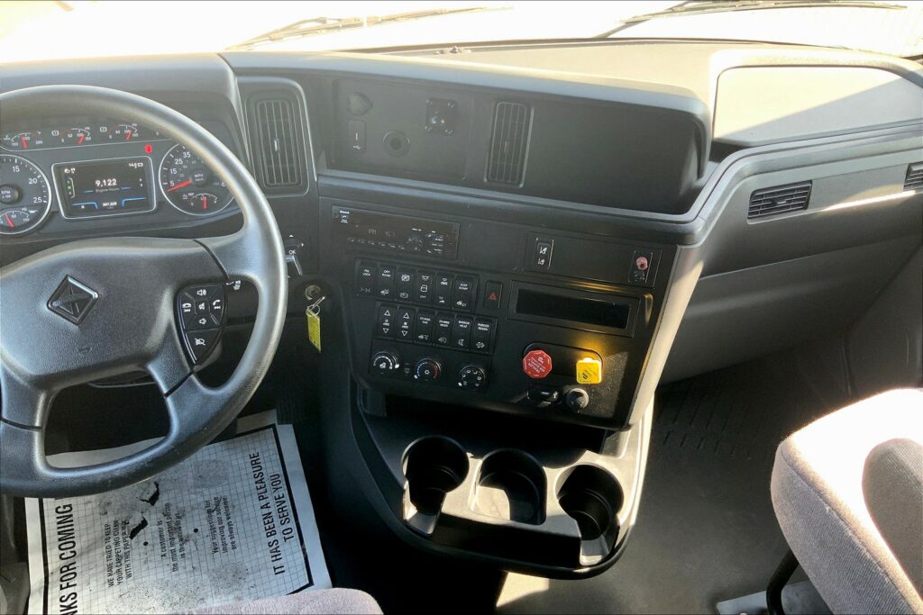 2021 CUM LT625 6×4 Sleeper