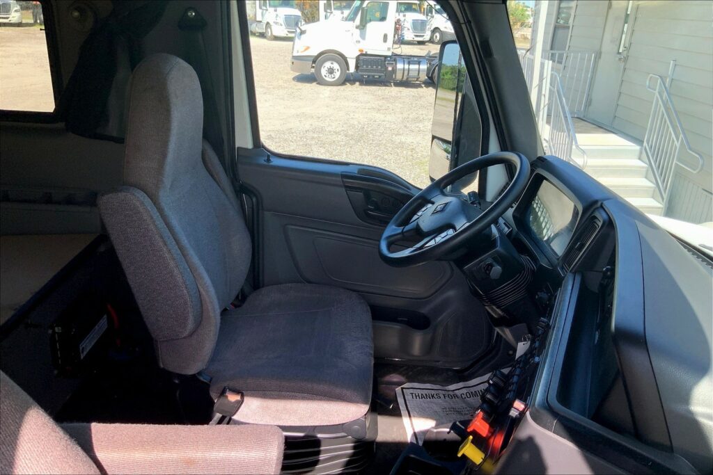 2021 CUM LT625 6×4 Sleeper