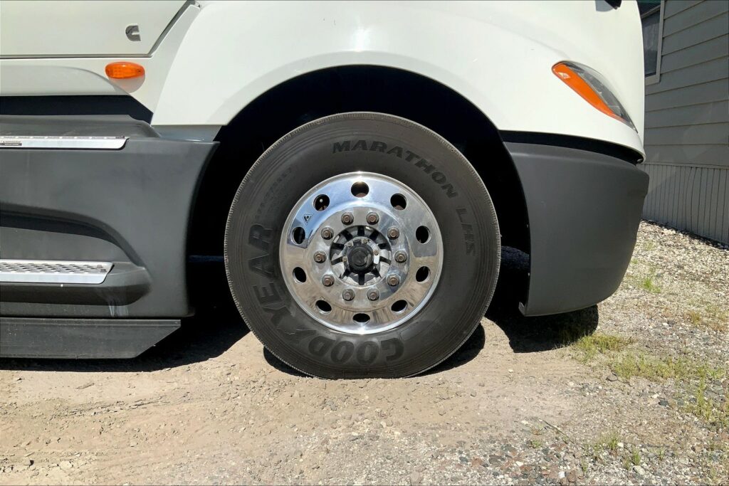 2021 CUM LT625 6×4 Sleeper